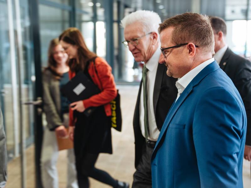 Bürgermeister Stefan Wörner betritt gemeinsam mit Ministerpräsident Winfried Kretschmann die Wilhelm-Hauff-Realschule.