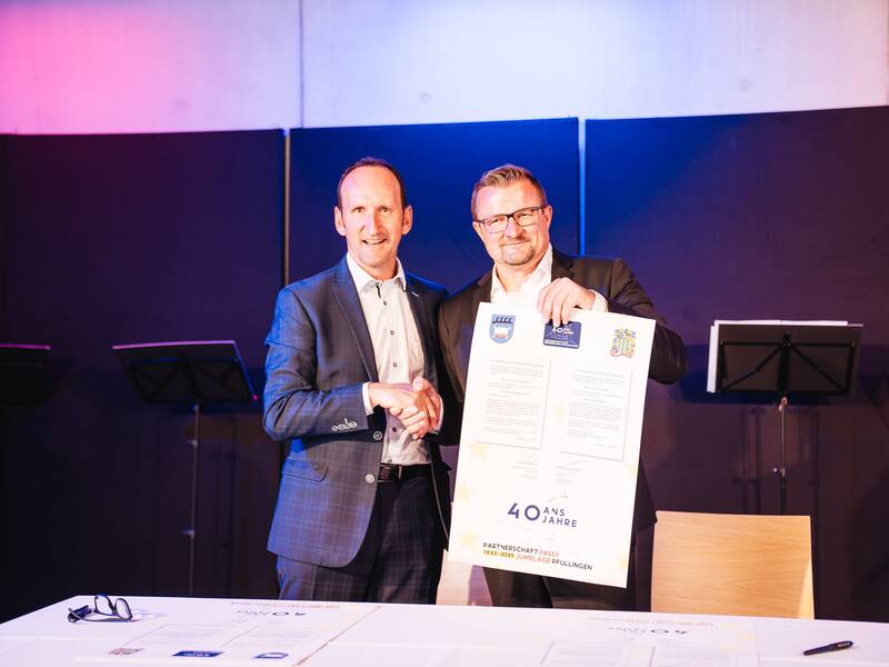 Passyjubiläum 13 - Die Bürgermeister präsentieren die erneuerte Urkunde