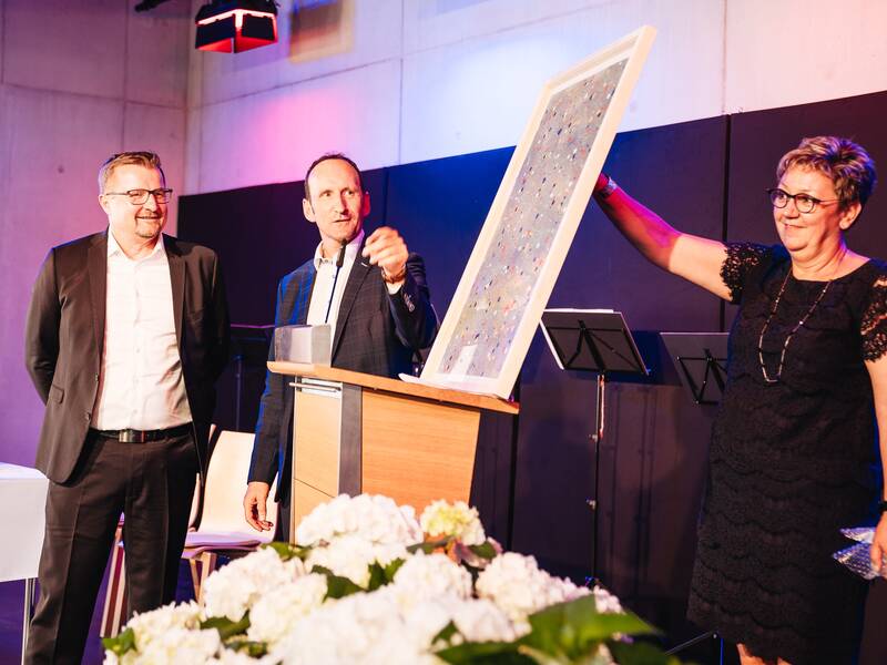 Passyjubiläum 15 - Raphael Castéra hat ein Gemälde eines Künstlers aus Passy mitgebracht