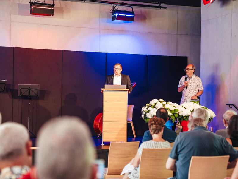 Passyjubiläum 10 - Stefan Wörner richtet seine Rede beim Festakt an einen Saal voller Freundinnen und Freunde