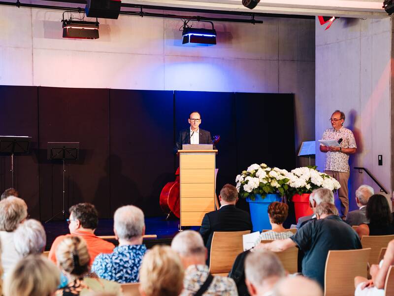 Passyjubiläum 11 - Raphael Castéra, Bürgermeister aus Passy, betont in seiner Rede die historische Bedeutung der Partnerschaf