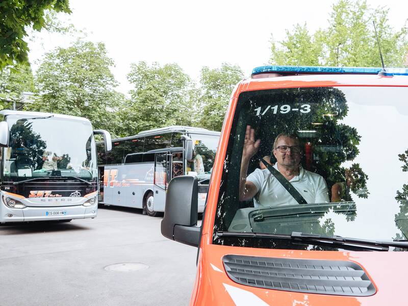 Passyjubiläum 34 - Bürgermeister Stefan Wörner führt mit der Feuerwehr den Konvoi der Reisebusse an