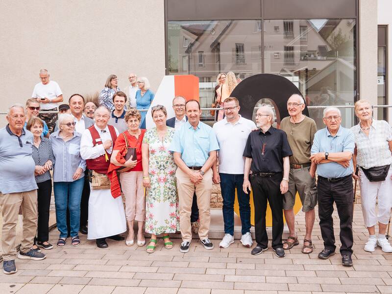 Passyjubiläum 30 - Gruppenbild vor der 40er-Skulptur auf dem Passyplatz