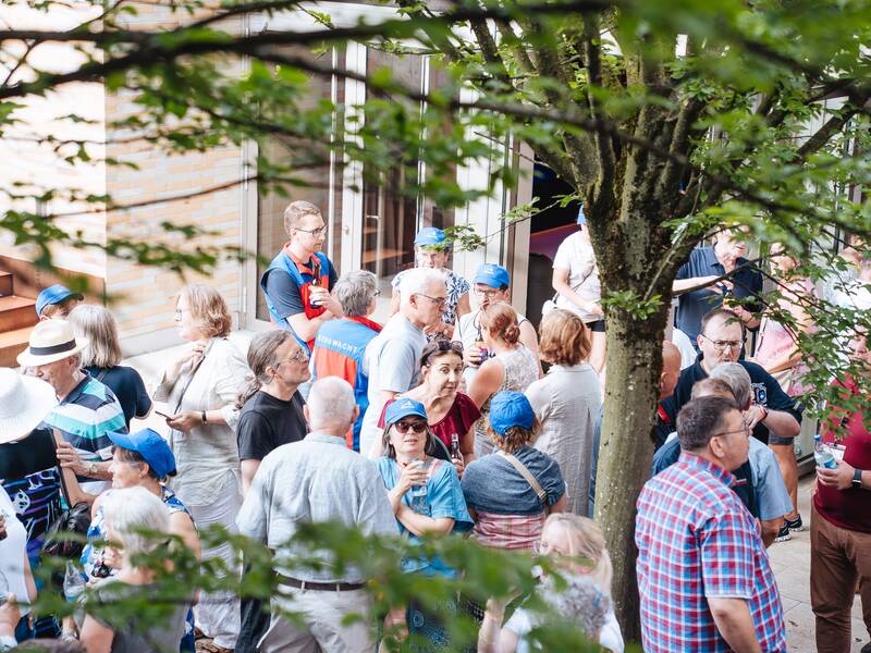 Passyjubiläum 06 - Erste Erfrischung im Garten der Klosterkirche zum Einstand ins Festwochenende