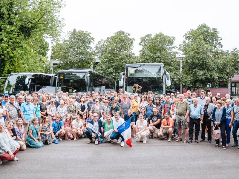 Passyjubiläum 31 - Ein letztes Gruppenbild vor der Abfahrt der drei Reisebusse am Sonntagnachmittag