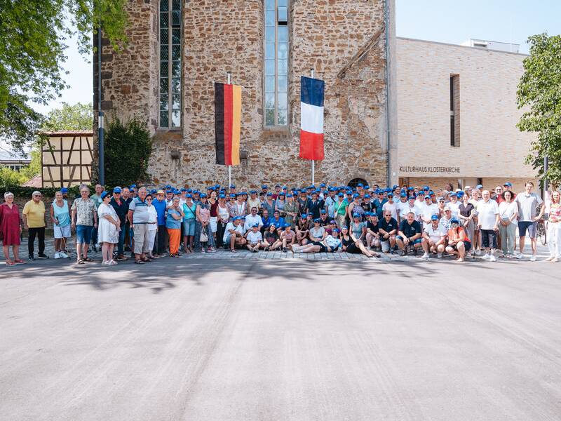 Passyjubiläum 05 - Gruppenbild mit Gästen und Gastgebern vor der Pfullinger Klosterkirche