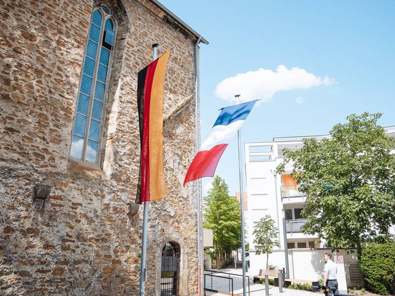 Passyjubiläum 01 - Die Flaggen wehen zum Empfang an der Pfullinger Klosterkirche