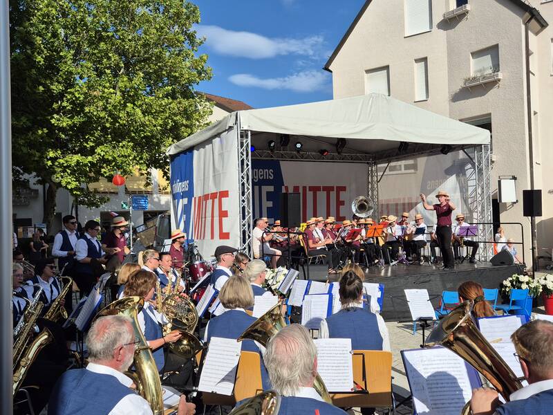 Passyjubiläum 22 - Die Musikvereine aus Passy und Pfullingen spielen gemeinsam auf und neben der Bühne