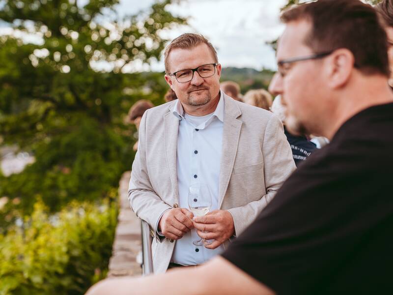 Bürgermeister Stefan Wörner im Gespräch mit Enrico Rast an der Schlossmauer über den Dächern Lichtensteins
