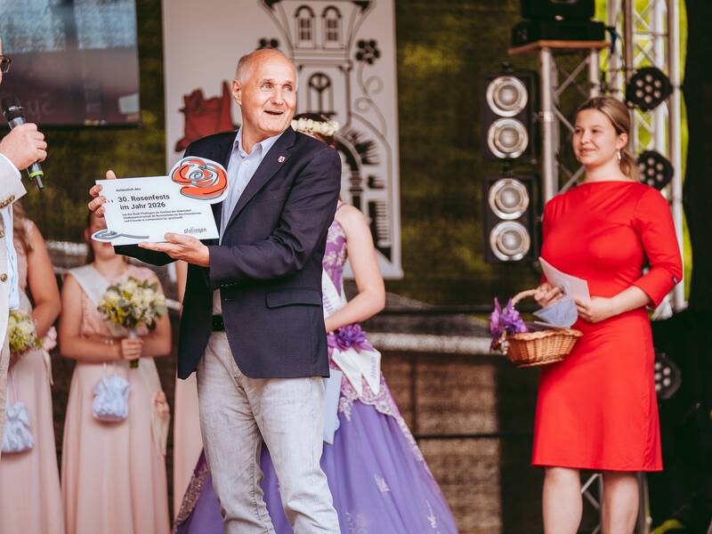 Jochen Fankhänel, Bürgermeister von Lichtenstein, nimmt das Pfullinger Jubiläumsgeschenk entgegen