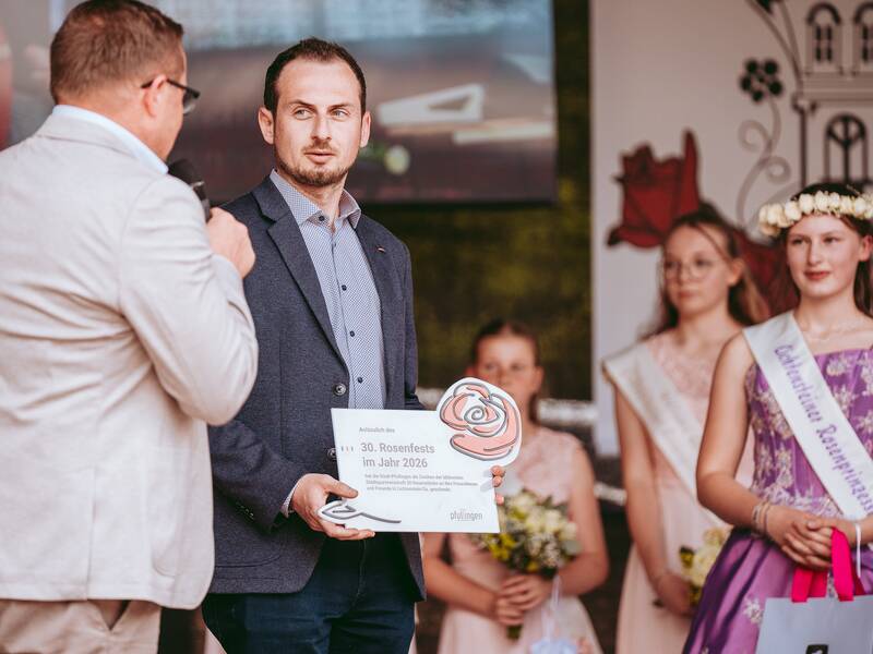 Bürgermeister Stefan Wörner und Erster Beigeordneter Manuel Baier mit dem Rosenschild