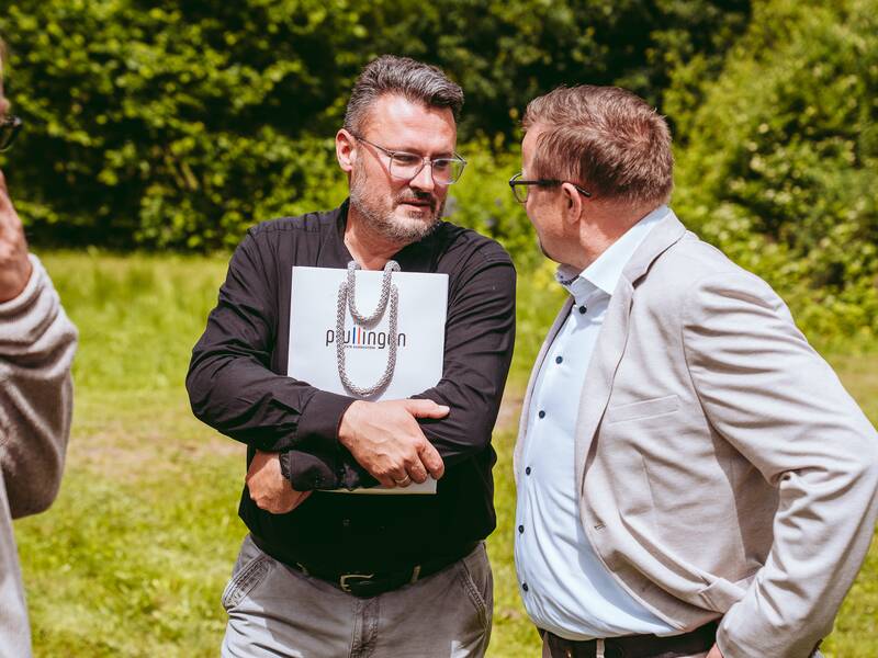 Alexander Illing von der Werkstatt Zukunft Lichtenstein mit Pfullinger Gastgeschenk
