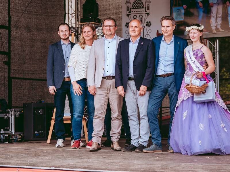 Bürgermeister-Gruppenbild mit Rosenprinzessin Anna Lena I auf der Bühne des Rosenfests