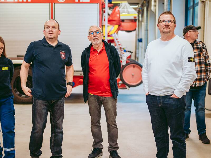 Feuerwehrchef Rene Klein führt die Pfullinger Delegation durch sein Feuerwehrhaus