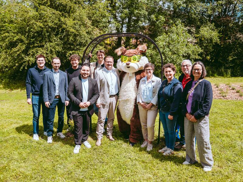 Gruppenbild der Pfullinger Delegation mit Maskottchen Leo Lichtenstein
