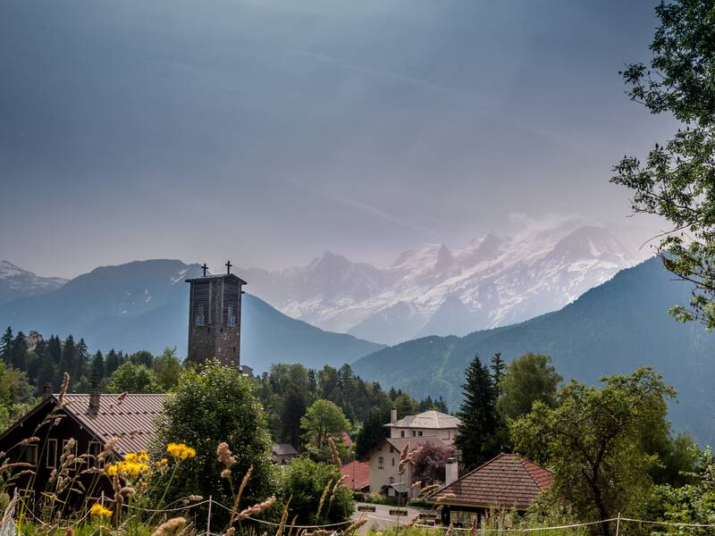 Blick über den Kirchturm von Passy hinweg auf das Mont-Blanc-Massiv