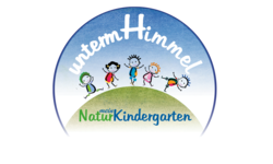 Ein gemaltes Bild mit fünf Kindern die über eine grüne Wiese hüpfen. Vor einem blauen Hintergrund ist der Schriftzug "unterm Himmel" zu lesen.