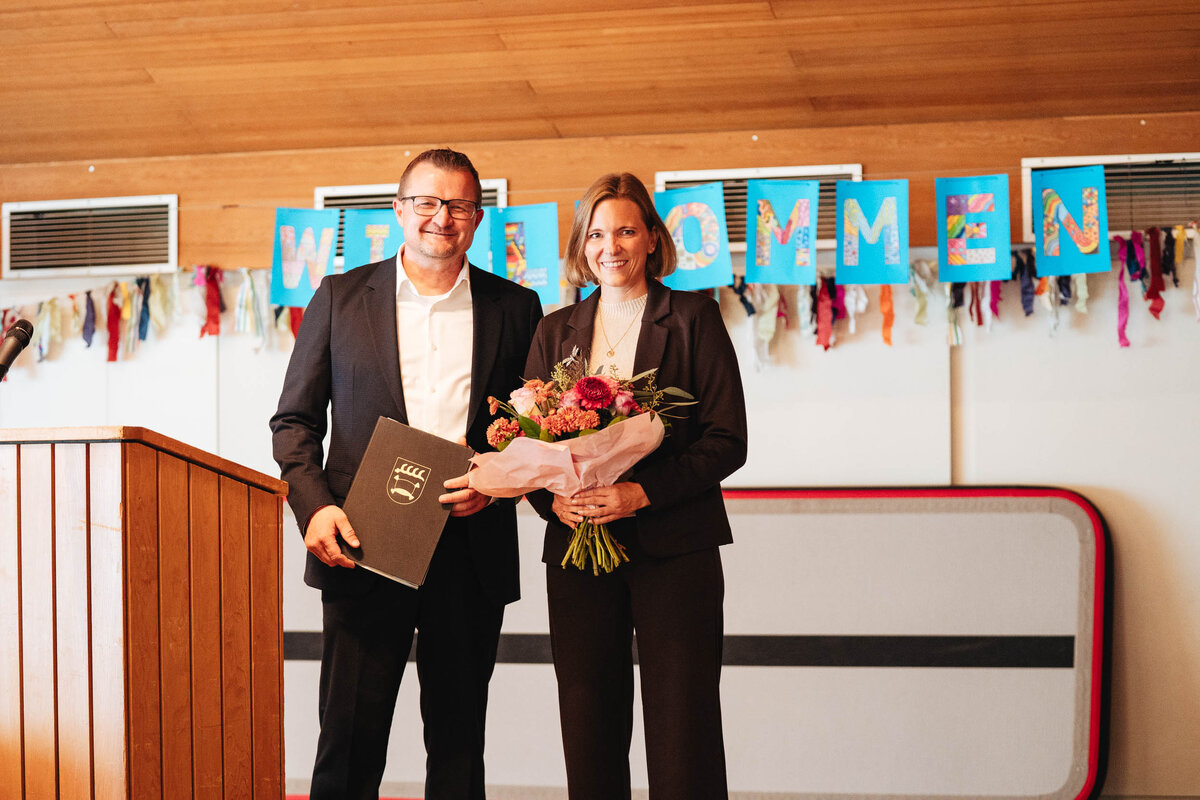 Bürgermeister Stefan Wörner beglückwünscht Akademieleiterin Sabrina Sandhu zu ihrer neuen Aufgabe, die sie zusätzlich zu ihrer Tätigkeit als Schulleiterin der Schloss-Schule übernimmt.