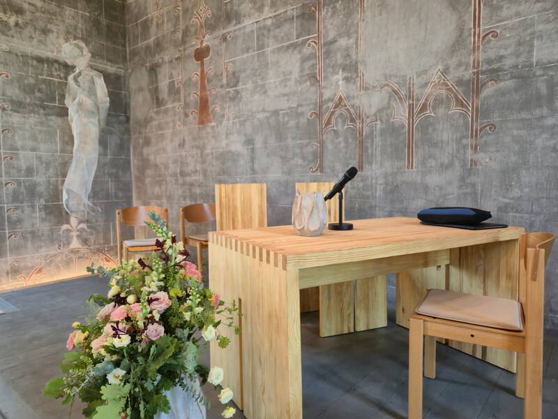 Trausaal Klosterkirche - Trautisch mit Blumenschmuck