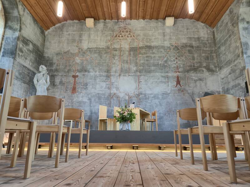 Trausaal Klosterkirche - Blick durch die Reihen auf Trautisch