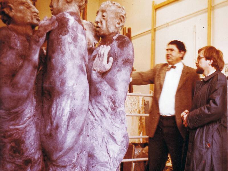 BM a.D. Rudolf Heß mit Hubertus von Pilgrim in dessen Atelier, 1985.