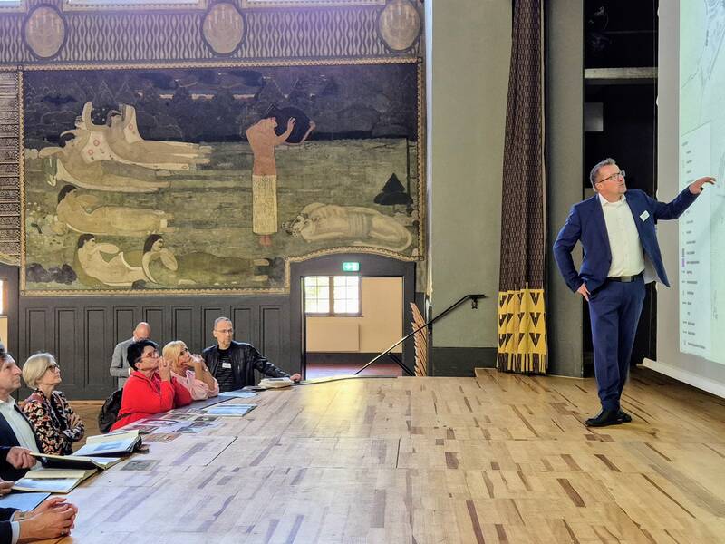 In den Pfullinger Hallen erläutert BM Wörner der Delegation um DBG-Geschäftsführer Dr. Achim Schloemer (vorne) und die Pfullinger BUGA-Vision.