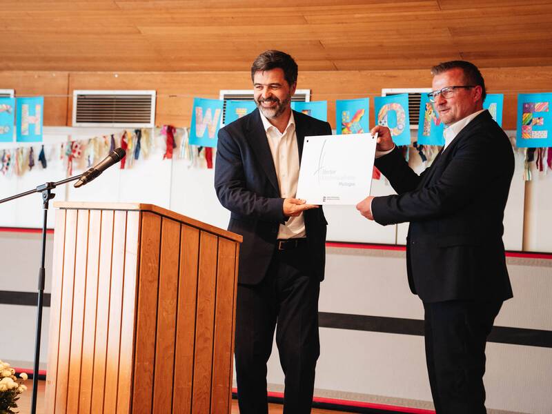 Ministerialdirektor Manuel Geiger vom Kultusministerium Baden-Württemberg überreichte das Akademie-Schild an Bürgermeister Stefan Wörner.