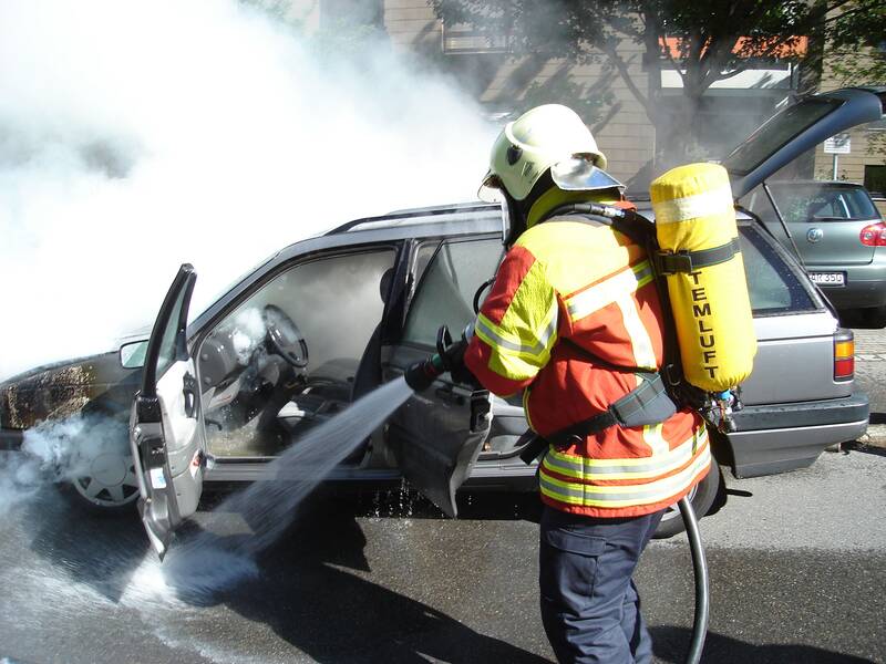 Löschung eines PKW Brandes