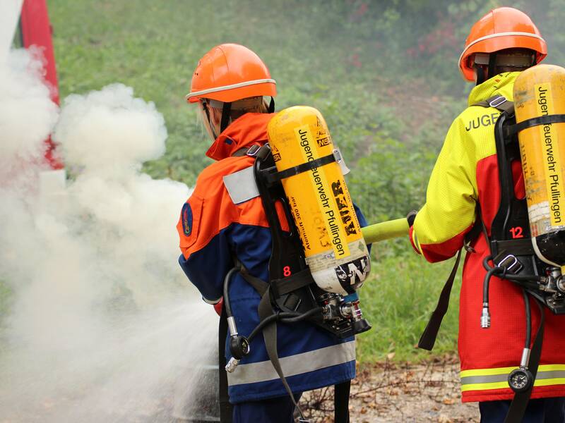 Jugendfeuerwehrangehörige löschen ein Feuer