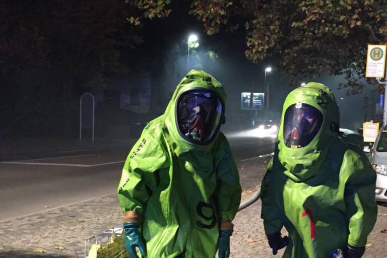 Feuerwehrleute in Chemikalienschutzanzügen