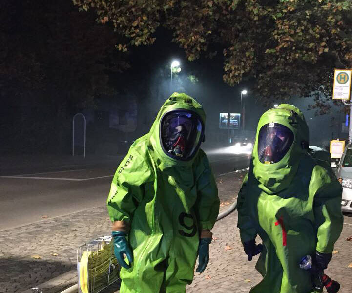 Feuerwehrleute in Chemikalienschutzanzügen