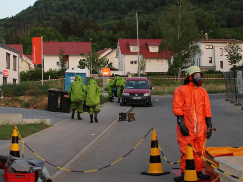 Feuerwehrangehörige beim Gefahrstoffeinsatz