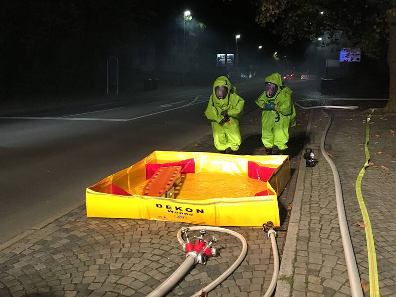 Feuerwehrangehörige beim Gefahrstoffeinsatz